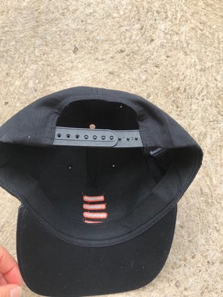 Gorra negra con logo naranja
