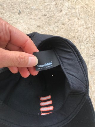 Gorra negra con logo naranja