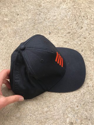 Gorra negra con logo naranja