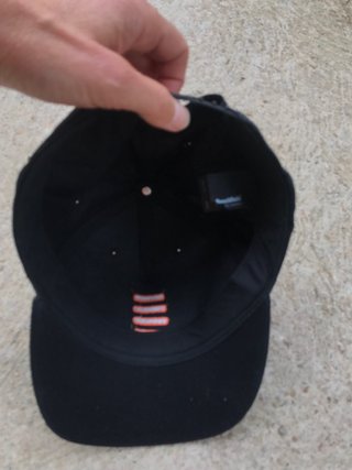 Gorra negra con logo naranja