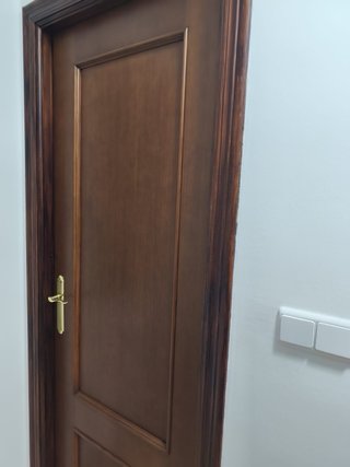 Puerta interior roble oscuro con herrajes