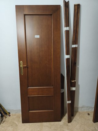 Puerta interior roble oscuro con herrajes
