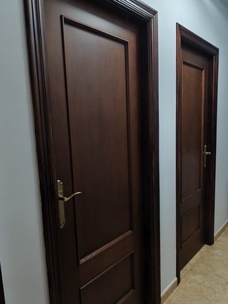 Puerta interior roble oscuro con herrajes