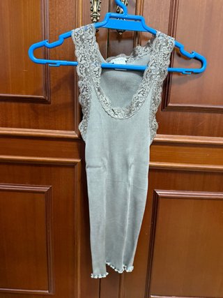 Camiseta de seda gris con encaje