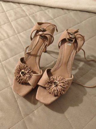Sandalias de tacón beige con plataforma