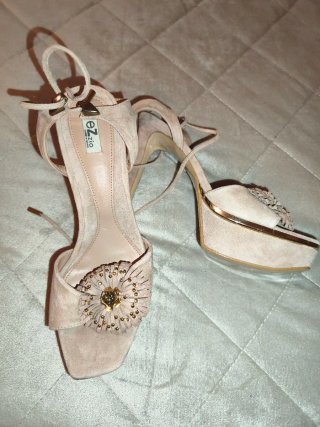 Sandalias de tacón beige con plataforma