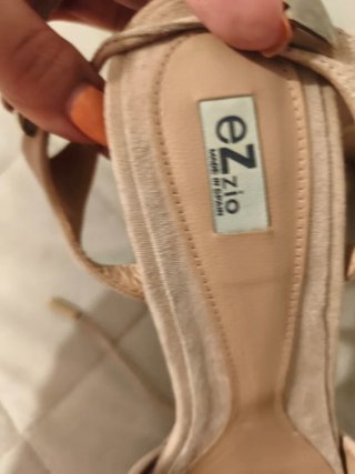 Sandalias de tacón beige con plataforma