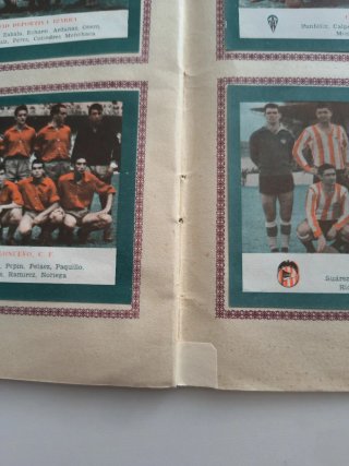 Álbum Fútbol Triunfo 1961 a falta de dos cromos.
