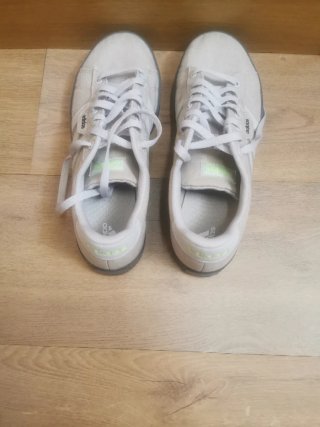 Zapatillas Adidas Beige y Blancas