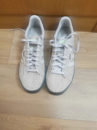 Zapatillas Adidas Beige y Blancas