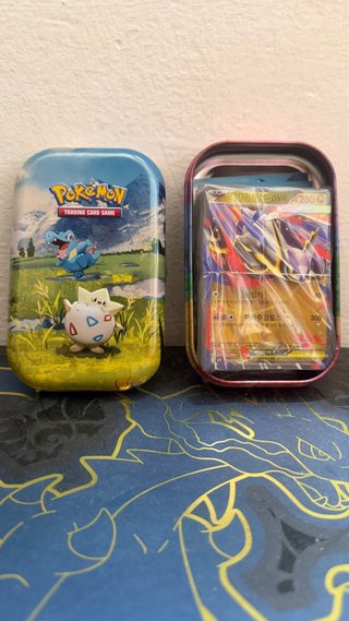 Lote 50 Cartas Pokémon Brillantes + Lata minitin