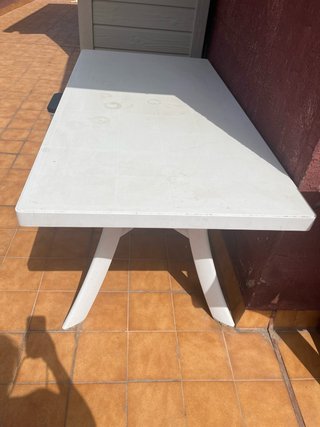 Mesa de terraza de resina blanca