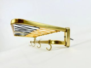 Perchero de pared con bandeja en aluminio dorado