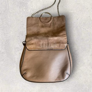 Bolso de hombro topo metalizado con cadena