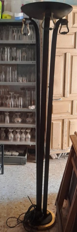 Lampara alogena  de pie , de hierro  envejecido