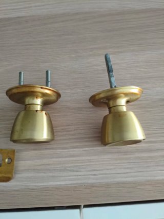 Pomos de puerta y cerradura dorados