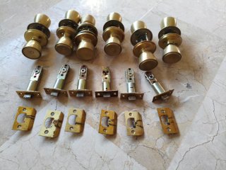 Pomos de puerta y cerradura dorados