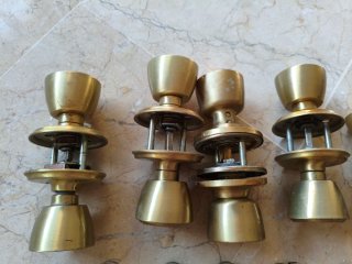 Pomos de puerta y cerradura dorados