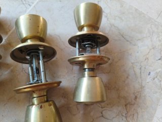 Pomos de puerta y cerradura dorados