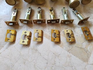 Pomos de puerta y cerradura dorados