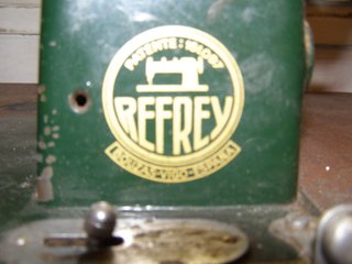 Máquina de coser Refrey antigua