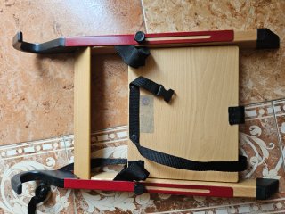 Trona portátil HandySitt madera y rojo