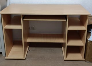 Mesa de ordenador con estantes