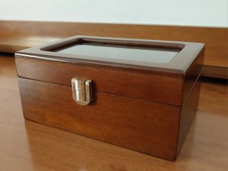 Joyero de madera con tapa de cristal