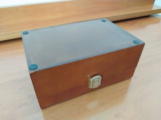 Joyero de madera con tapa de cristal