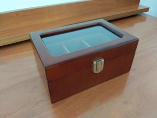 Joyero de madera con tapa de cristal