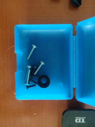 Televisor negro con Accesorios marca TD Systems 24