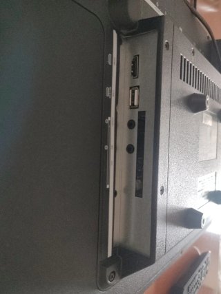Televisor negro con Accesorios marca TD Systems 24