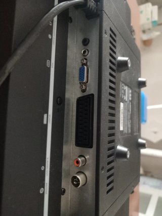 Televisor negro con Accesorios marca TD Systems 24