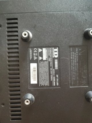 Televisor negro con Accesorios marca TD Systems 24