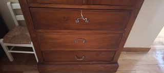 Armario vitrina de madera con puertas de cristal