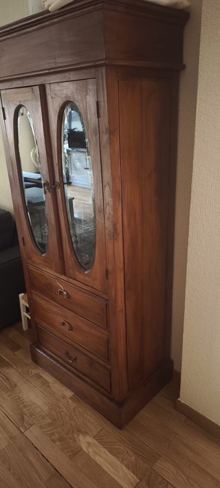Armario vitrina de madera con puertas de cristal