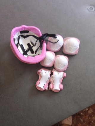 Casco y protecciones patinaje rosa