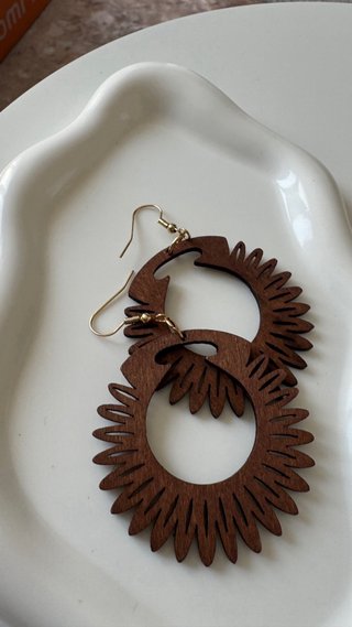 Orecchini pendenti in legno marrone
