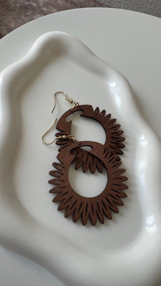 Orecchini pendenti in legno marrone