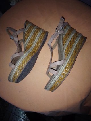 Sandalias cuña mujer beige y oro