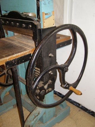 Guillotina antigua de imprenta