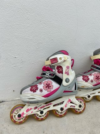 Patines en línea infantiles con flores