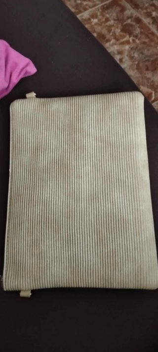 Bolso de mano beige. Mide 26x20cm.