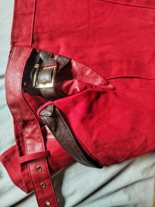 Giacchetta rossa con cerniere dorate e cinture