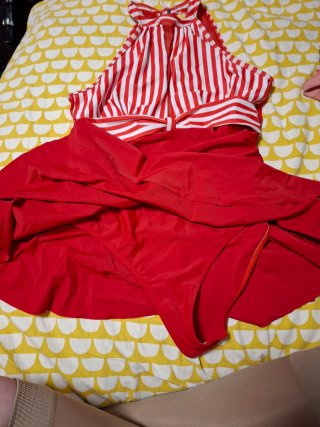 Vestido de baño rojo y blanco
