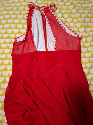 Vestido de baño rojo y blanco