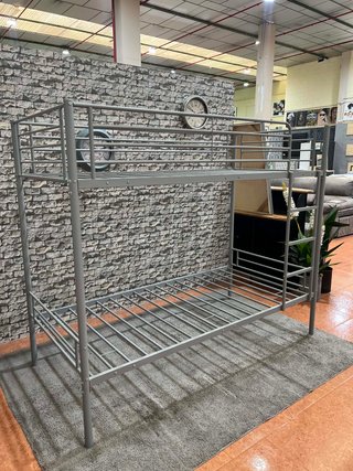 Litera metálica gris
