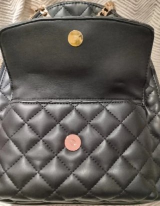 Mochila Liu Jo acolchada negra y dorada
