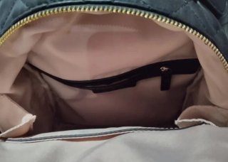 Mochila Liu Jo acolchada negra y dorada