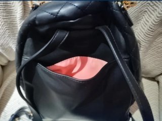 Mochila Liu Jo acolchada negra y dorada